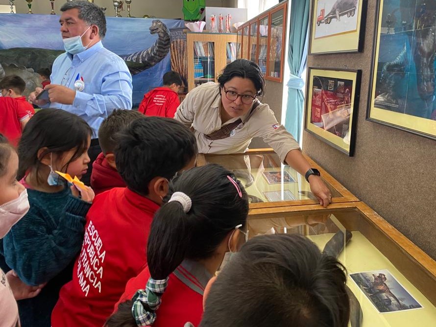 Escuela República de Francia recibe última exposición del año 2022 «El museo visita tu escuela»